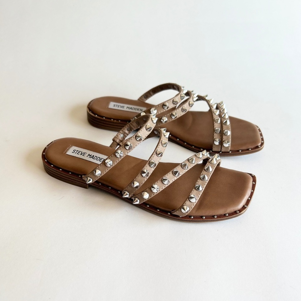Steve Madden Tan Man Made Leather Rubber Outsole Silver Metal Flip Flops size6.5